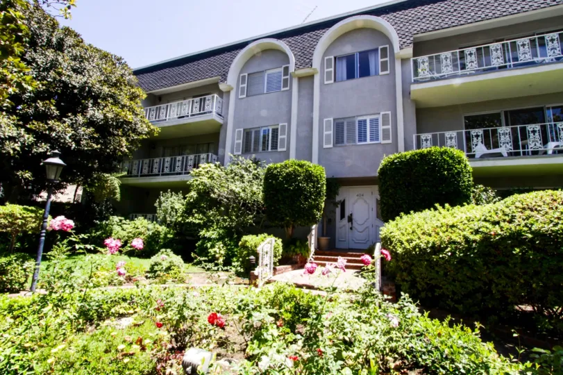 The entrance into 404 San Vicente
