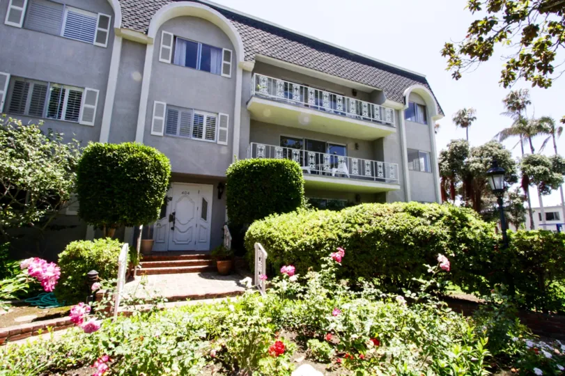 The door into 404 San Vicente in Santa Monica