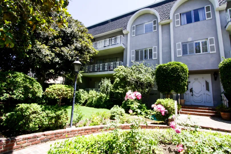 The landscaping around 404 San Vicente