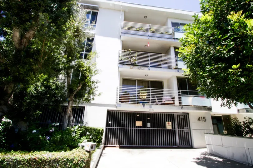 The building at 415 Montana in Santa Monica
