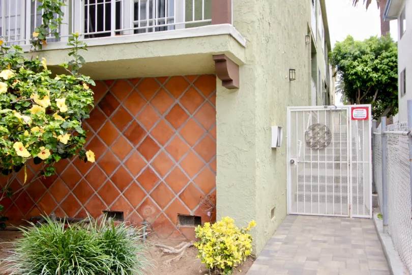 A side entrance in 428 Hill Street community with crisscrossing tiled wall on the first floor..