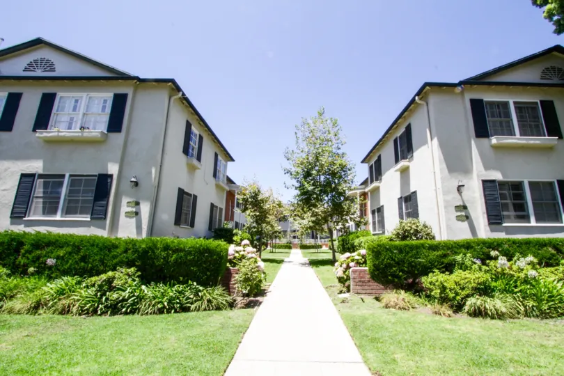 The walkway through 515 San Vicente