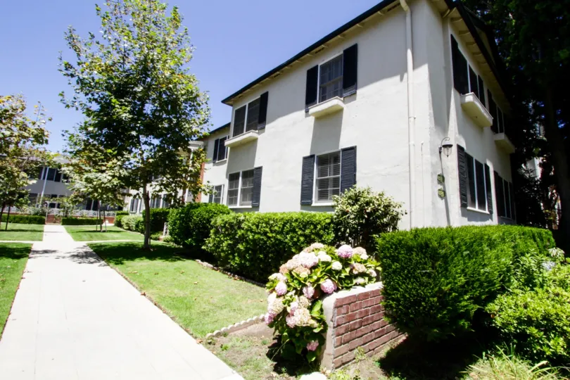 The landscaping around 515 San Vicente