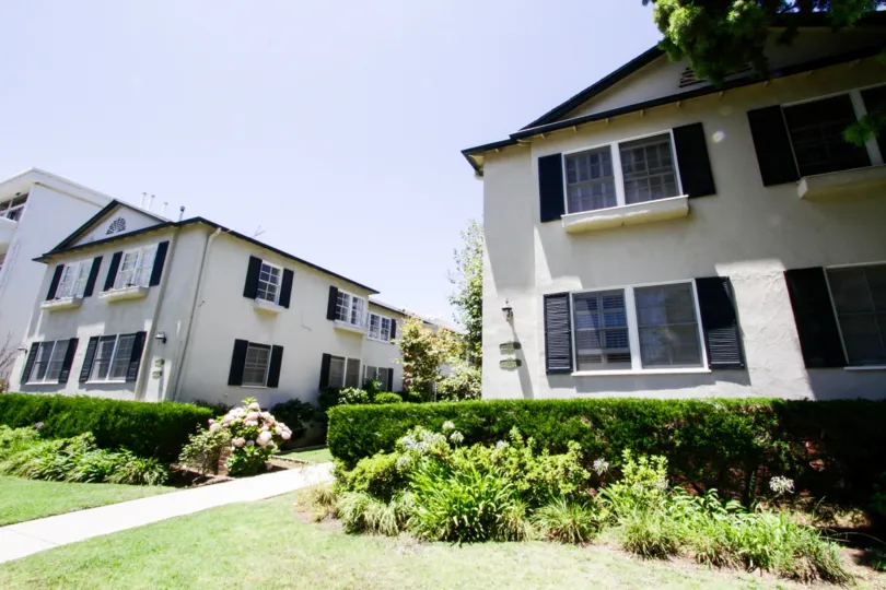 The windows in buildings at 515 San Vicente