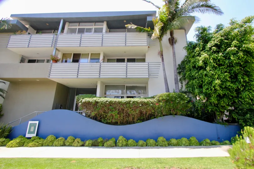 A low-rise housing complex in 519 California with wavy planters.