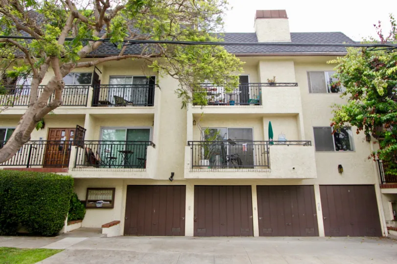 Beautiful city of Santa Monica apartments on rent in 608 Idaho Ave California.