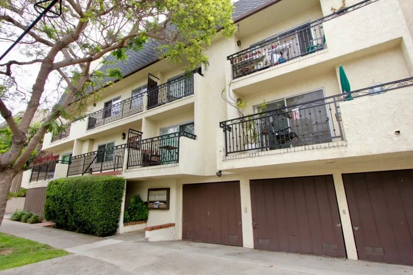 A sunny day the Apartment is situated is good place and good atmosphere painted well furniture good