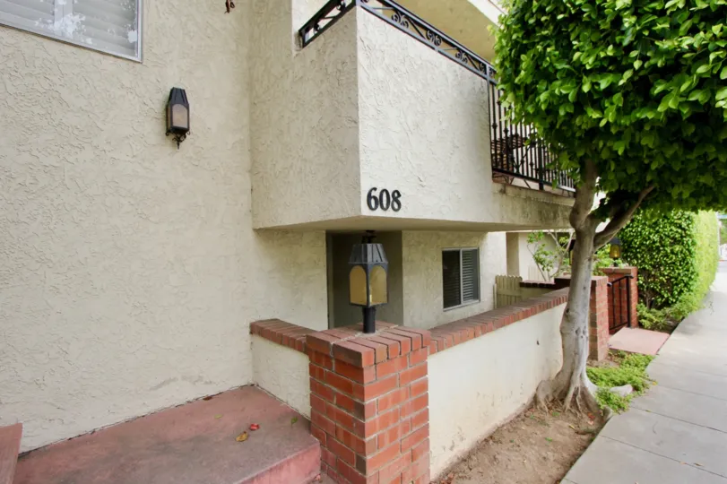 Home in santa monica with 608 number and large tree