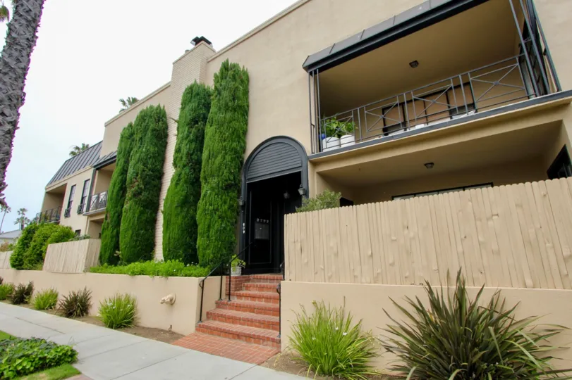 The description below may be from a previous listing.
