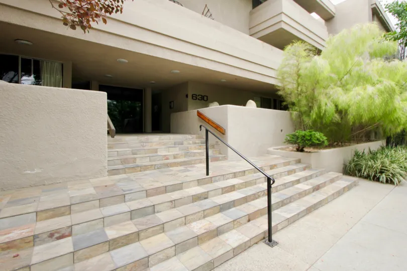 630 Idaho apartment with nice trees around in santa monica