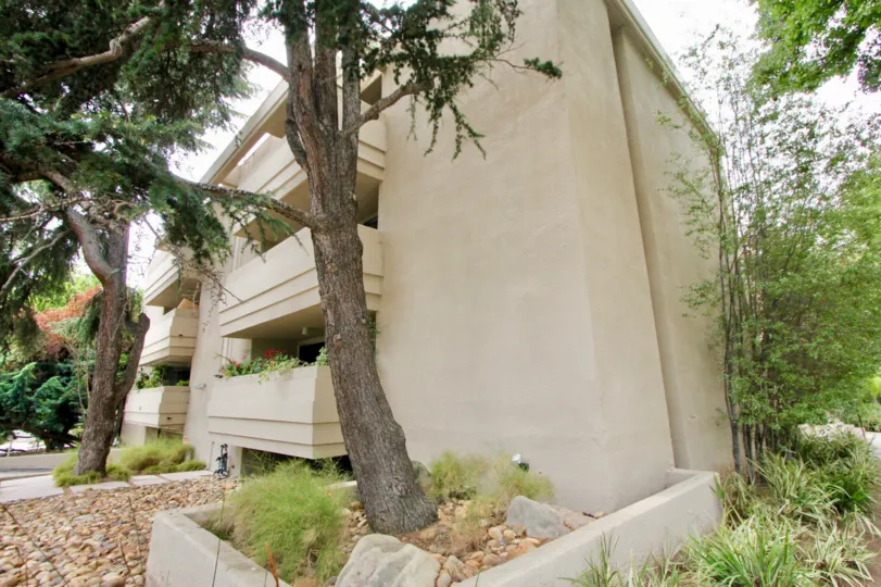 Charming gated community, Townhouse with covered parking, Dishwasher, Fireplace, and Laundry Features.