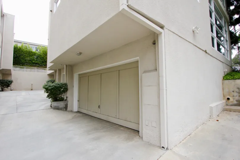 close shot of the garage of 650 pacific apartment, Santa Monica, California