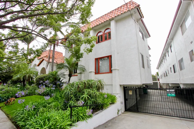 A gray day at the front part of the 701 Grant's community in Santa Monica, CA