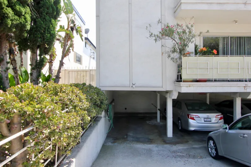 Beautifully made 808 5th st with it's parking in Santa Monica, California