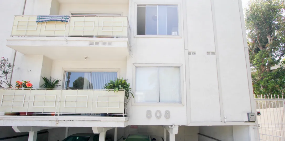 A wounderful house in 808 5th St builted with glass
