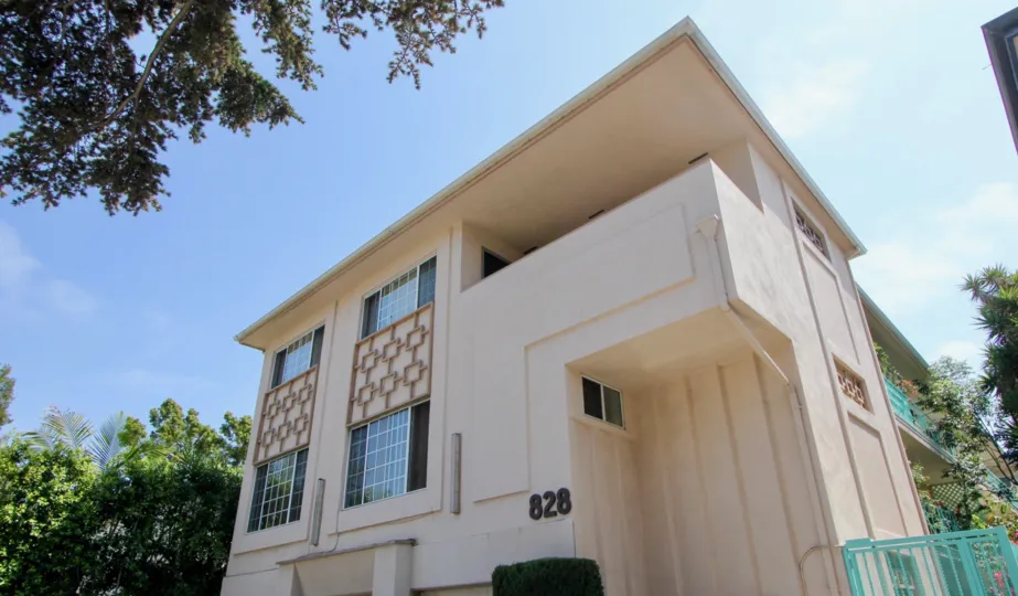 Big white building in santa monica with 828 number and nice appeal