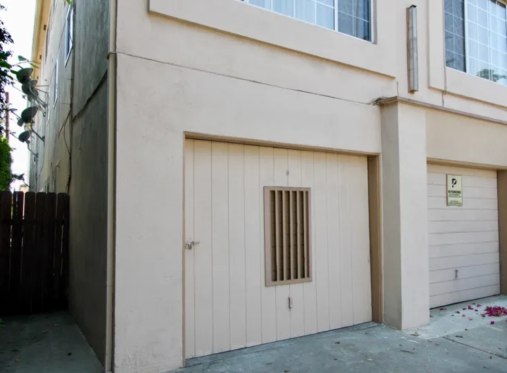 A day in the 828 Lincoln with a garage door with window.