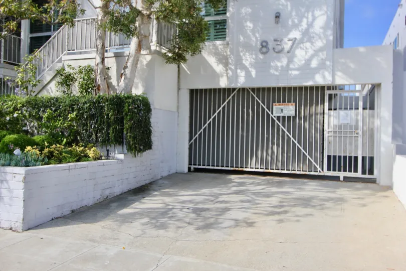 A WODERFUL HOUSE IN 837 10TH ST IS LEFT SIDE IN WONDERFUL TREES