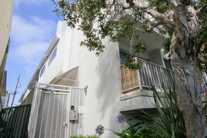 rich white building of 837 10th St, Santa Monica, California