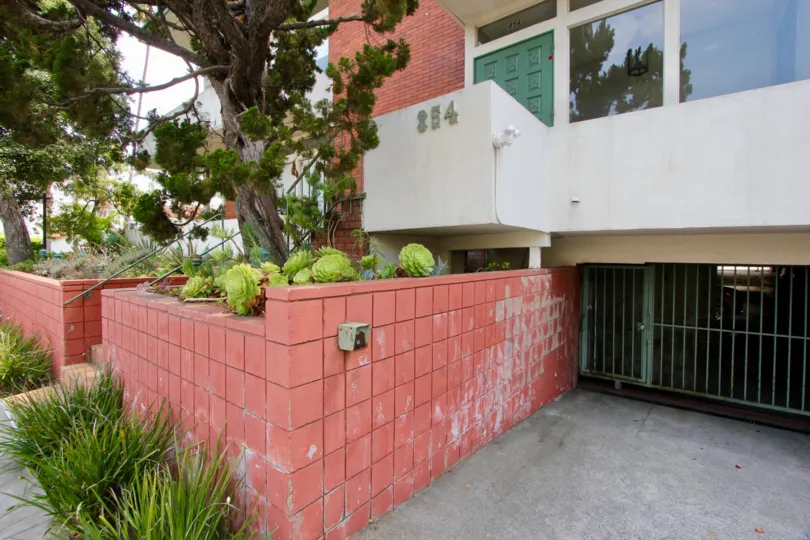 A house in 854 18th St which has its car parking in ground floor and the first floor is closed with glass