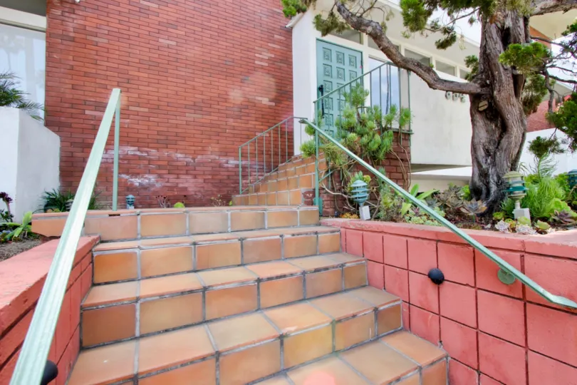 A sunny day at the front part of the 854 18th St's community in Santa Monica, CA
