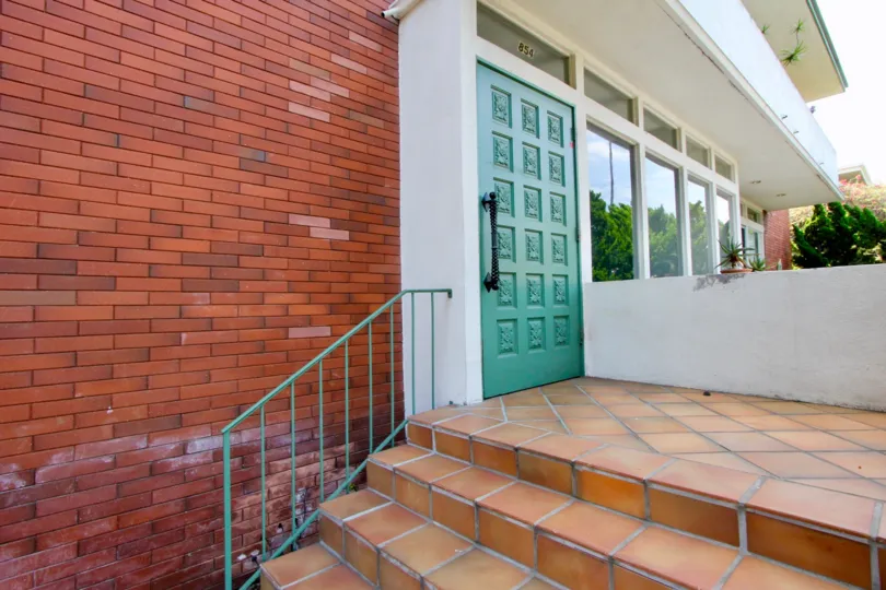 Charming gated community, Townhouse with covered parking, Dishwasher, Fireplace, and Laundry Features.