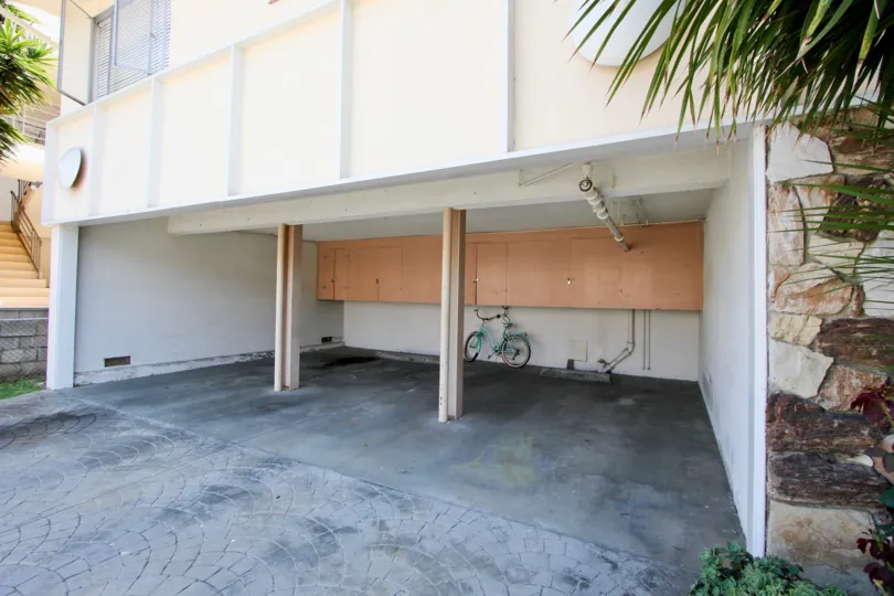 A white garage in the 908=912 6th St community with a bicycle