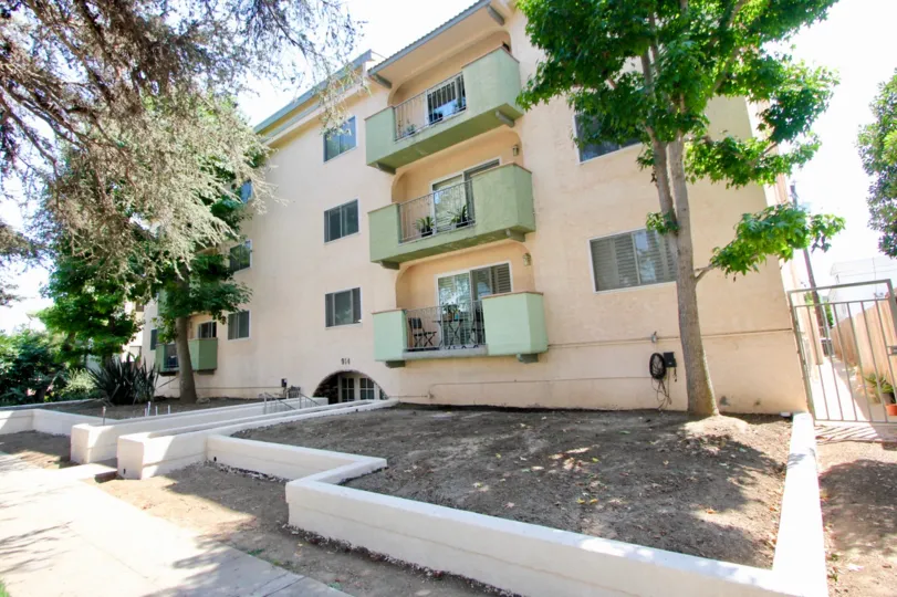 From the outside this house looks luxurious. It has been built with yellow pine wood and has oak wooden decorations. Small, rounded windows add to the overall style of the house and have been added to the house in a fairly asymmetrical pattern. The house 