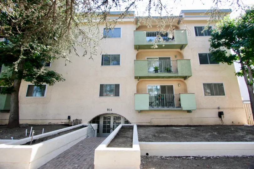 detailed view of 914 lincoln building in Santa Monica, California