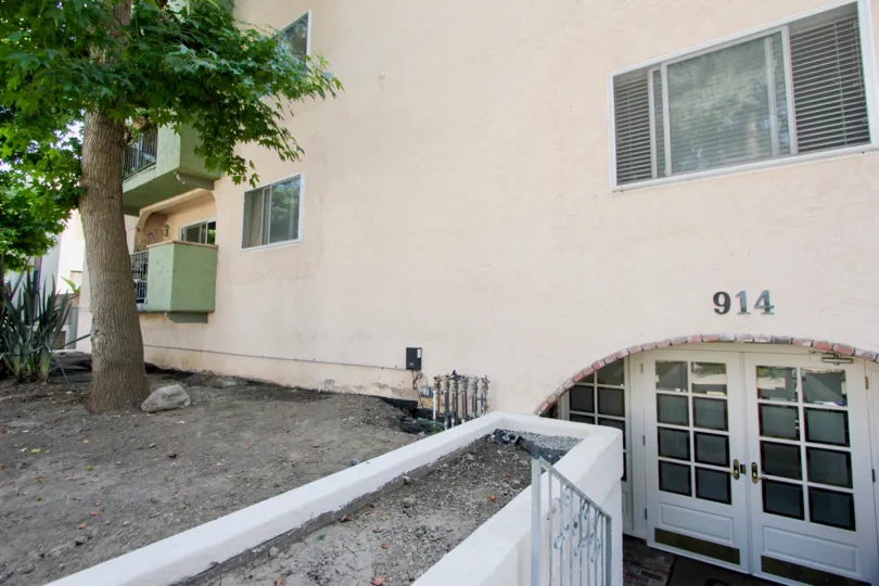 The front of a 914 Lincoln of Santa Monica, Ca property with white doors.