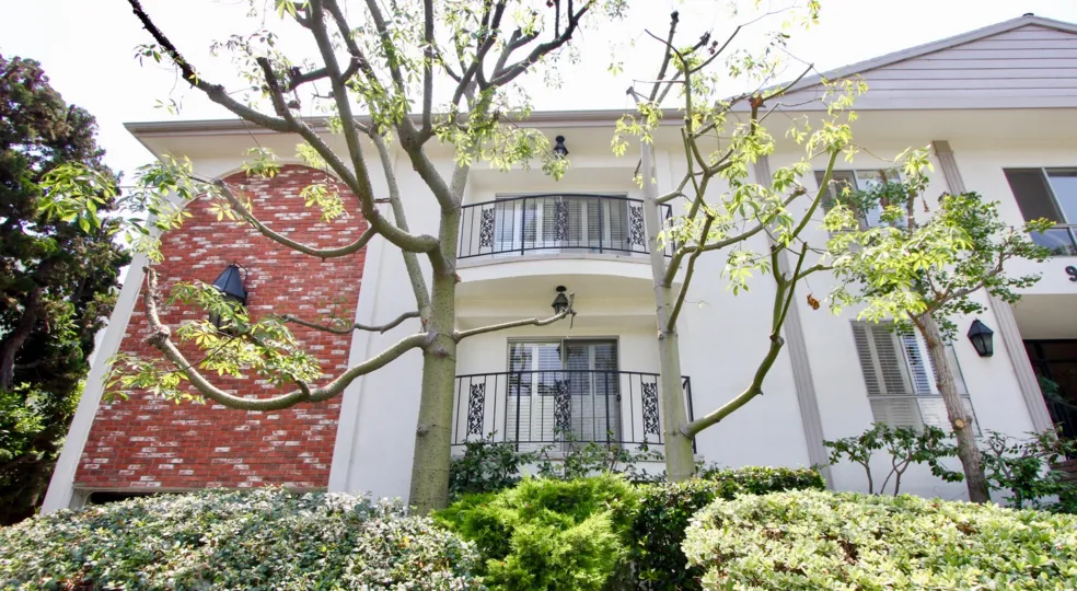 An extraordinary house in 922 14th st which was decorated with colourful paints and gardens