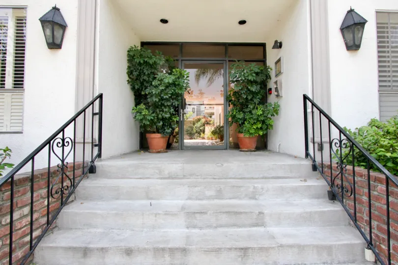 A sunny day in the 922 14th St with the entrance of the building.
