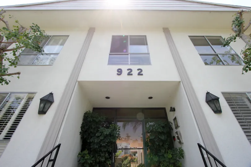 A beautiful day in the 922 14th St with an apartment below sun.