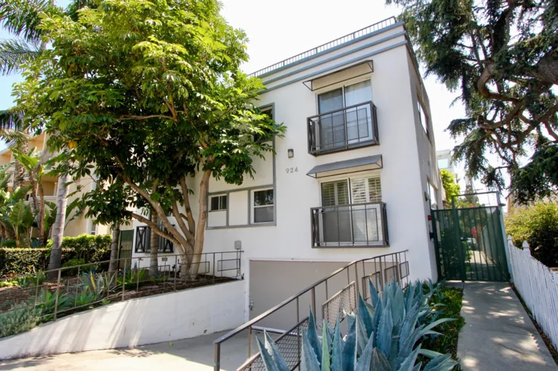 A simple and beautiful house in 924 5th St which have a niece and good appearence