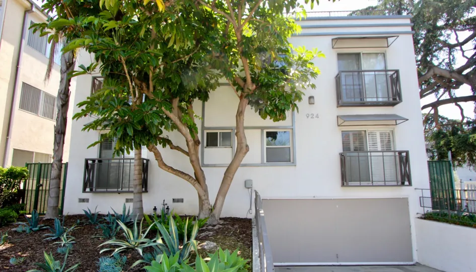 A wounderful modern house in 924 5th St which was decorated with beautiful glasses and also small plants