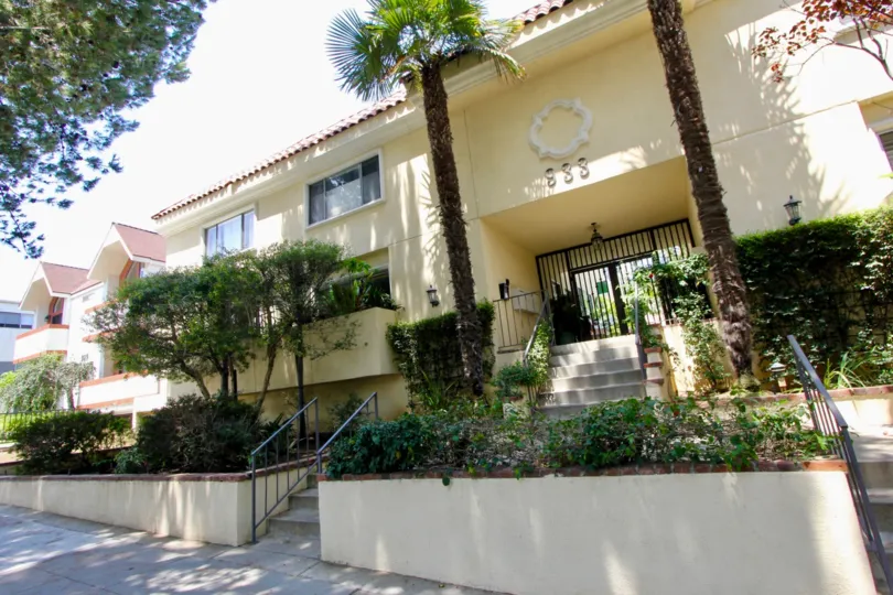 A sunny day at the front part of the 933 17th St's community in Santa Monica, CA