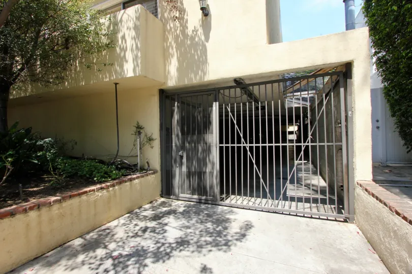 A sunny day in 933 17th st the house will be protected by the grill gate.