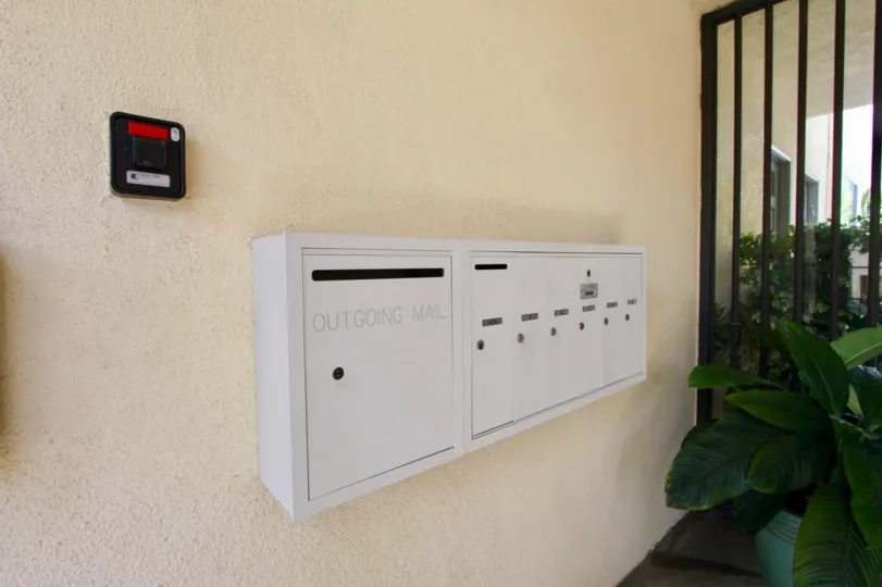 A closer look showing mail boxes at 933 17th St, Santa Monica, california