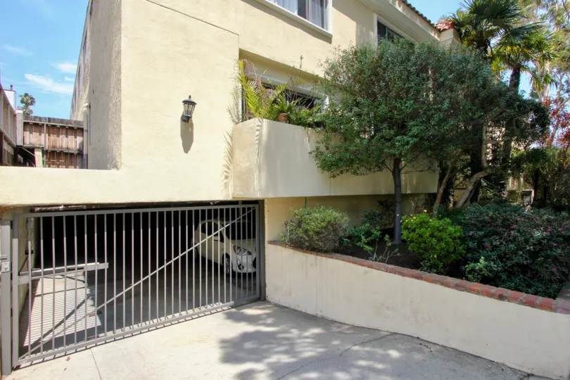 A closer look at the parking space and natural spaces of 933 17th St, Santa Monica, California