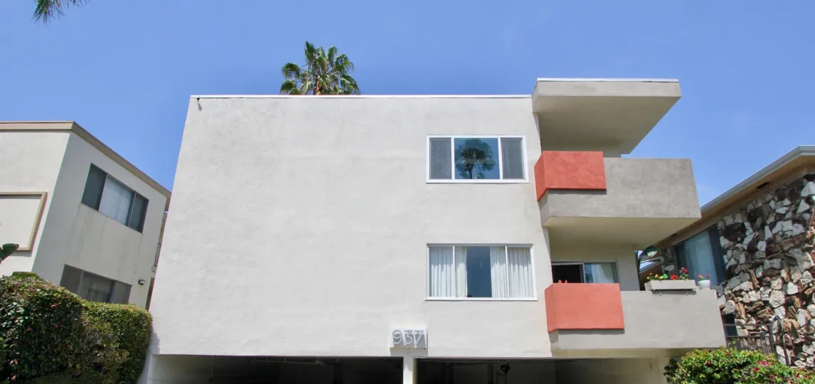 A large house in 937 5th St which is builted in modern way and also its looks very simple