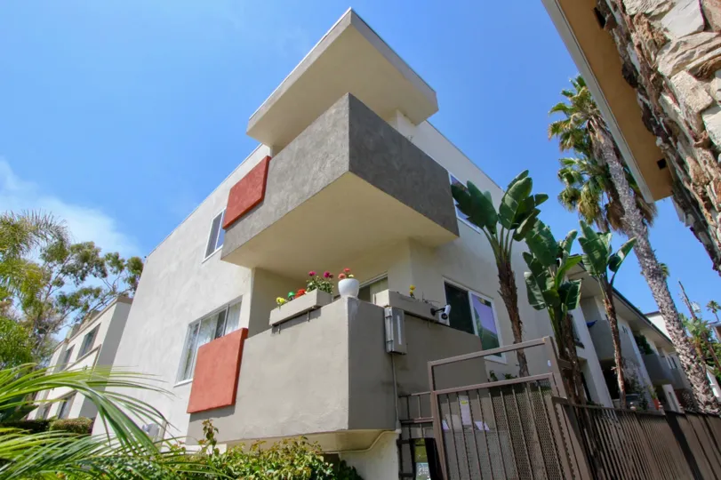 house surrounded by nature and blue sky in 937 5th St