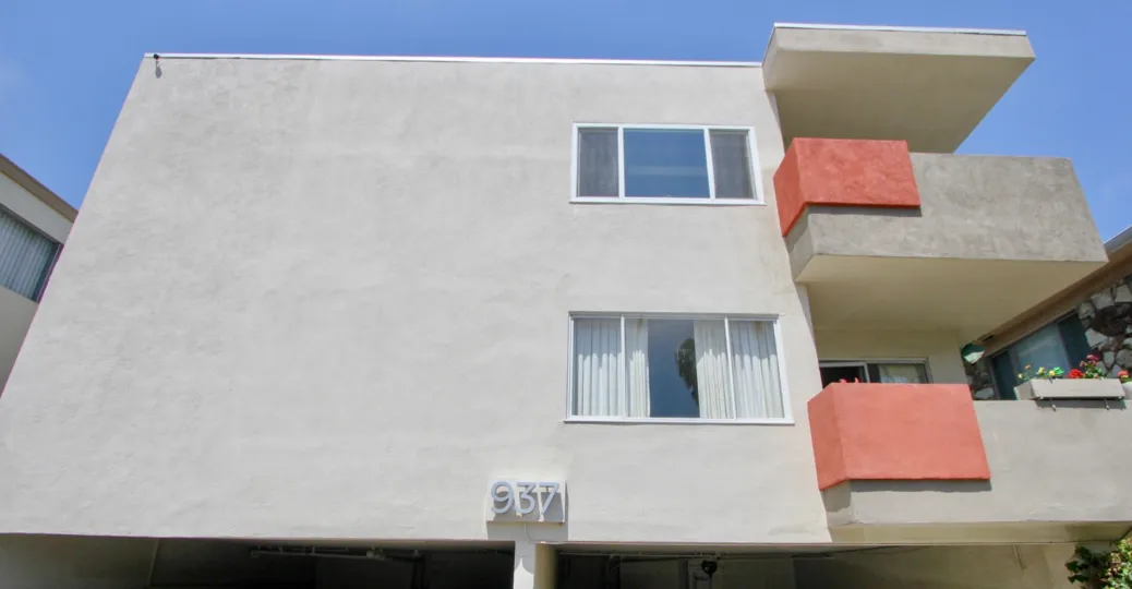 Big home in santa monica with flat windows and gray paint