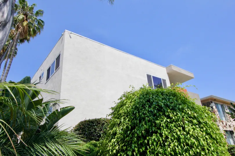 Big white building in santa monica with blue windows