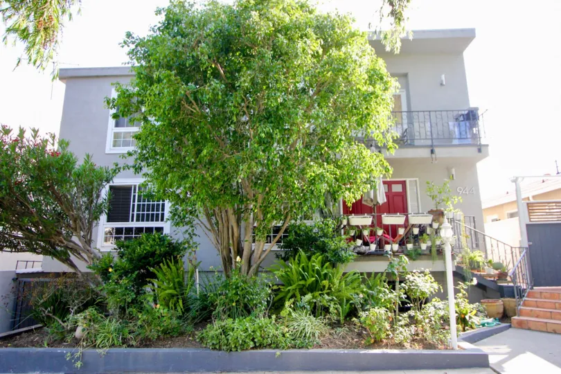 Charming gated community, Townhouse with covered parking, Dishwasher, Fireplace, and Laundry Features.