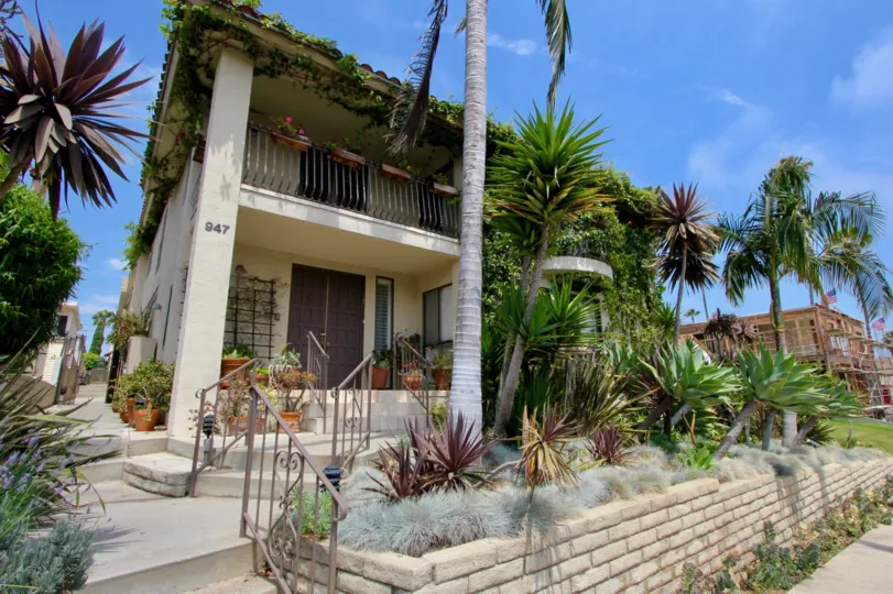 A beautiful two-story apartment in Santa Monica with palm trees