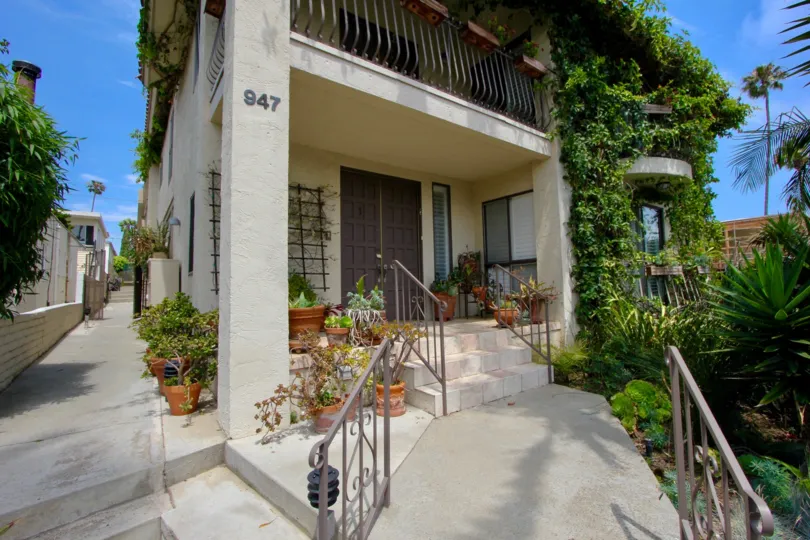 A beautiful house in santa monica it's decorated by flower pots.