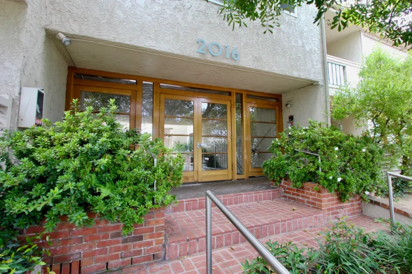 Amazing entrance to 2016 Bay Blue Vista Apartment, Santa Monica, California