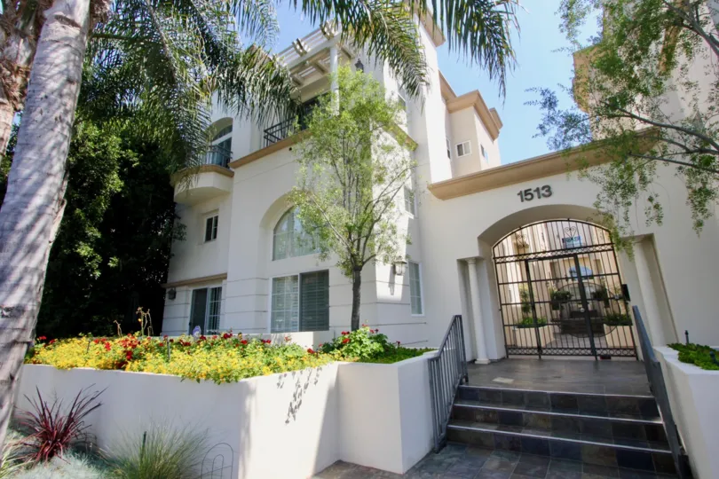 1513 number building in santa monica with light shades