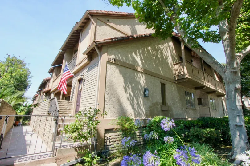 A Wonderful house in Berkeley townhouse and the house was surrounded by beautiful flowrs.