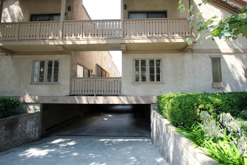 From the outside this house looks luxurious. It has been built with yellow pine wood and has oak wooden decorations. Small, rounded windows add to the overall style of the house and have been added to the house in a fairly asymmetrical pattern. The house 